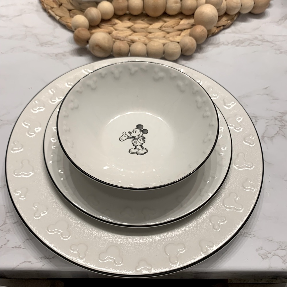 ⭐️ 12 piece Disney Parks Gourmet Mickey Mouse Icon Sketch Black Dinner Plate Set